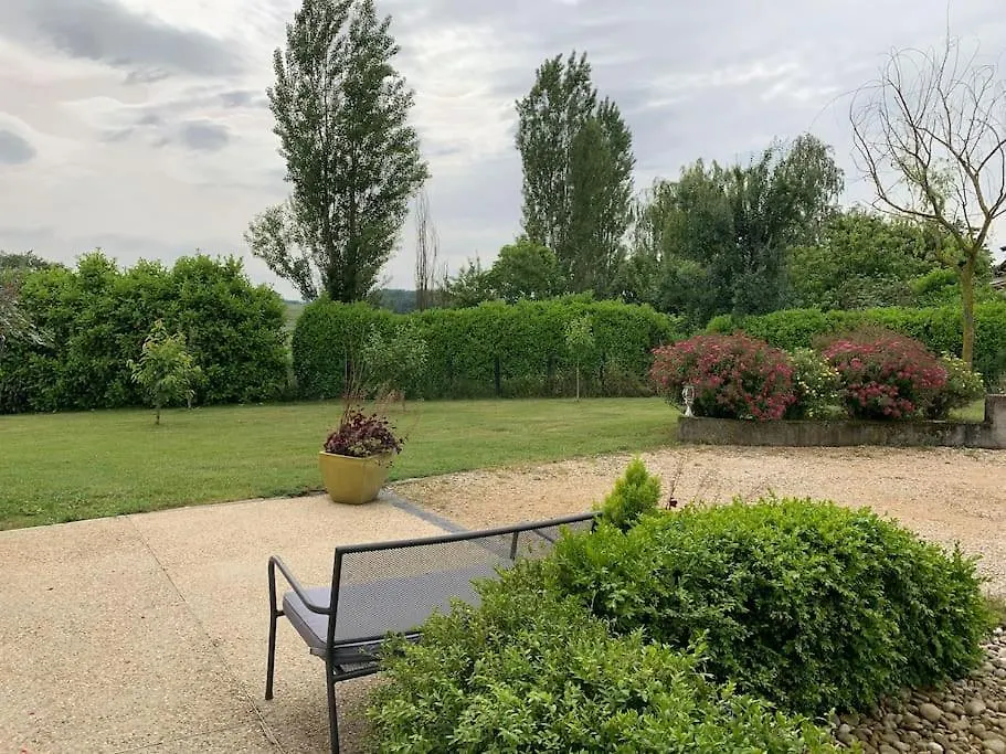 Gite Les Combes Bellevue A Etrez, Appartement A La Campagne Bresse Vallons Apartment